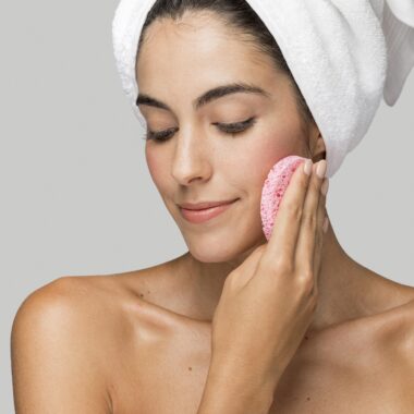 ¿Qué es la doble limpieza facial y cómo hacerla?